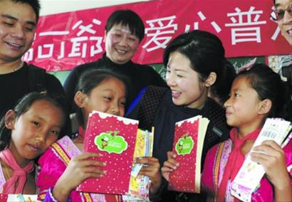 最近，上海慈善公益人士及愛心企業(yè)組成的愛心考察團(tuán)來到云南普洱山區(qū)學(xué)校幫扶援助。