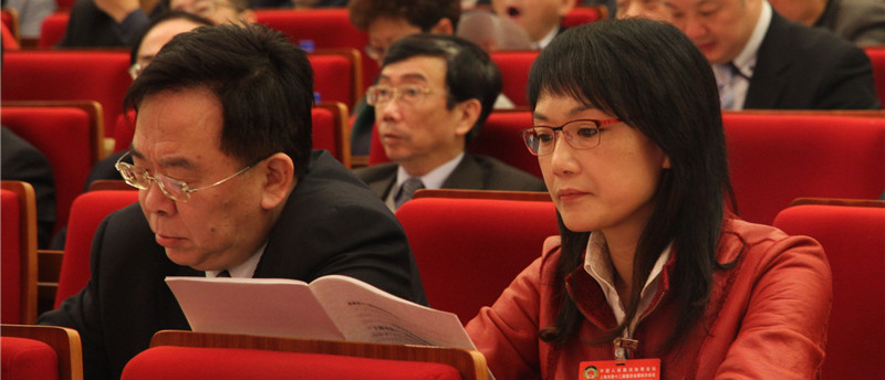 參會(huì)委員認(rèn)真聽取會(huì)議報(bào)告