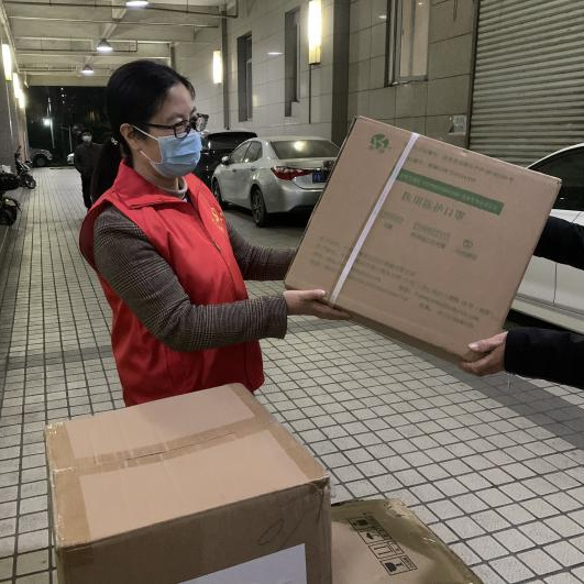 央地媒體攜手愛心企業(yè)，防疫物資急行軍送入花木街道社區(qū)為了保障一線抗疫志愿者的安全，浦東新區(qū)融媒體中心及人民網(wǎng)上海頻道聯(lián)合愛心企業(yè)巴樂兔為社區(qū)送上防疫物資，助力一線防疫，齊心協(xié)力打贏疫情防控這場硬仗。[詳細]