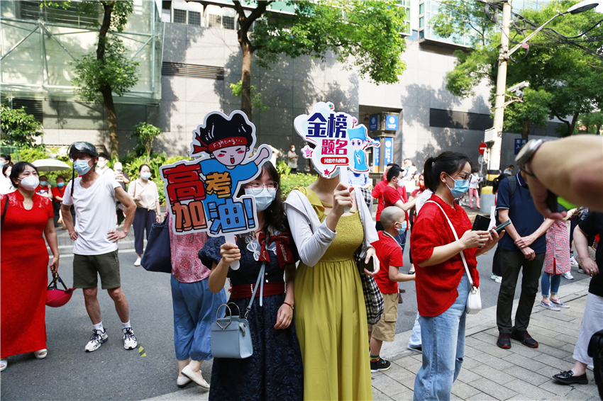 考場外不少人為考生加油打氣。龔莎攝