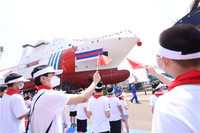 江南造船通過上海市教委青少年教育活動平臺，共招募45組家庭觀禮大型測量船下水儀式。龐皓嚴(yán)攝