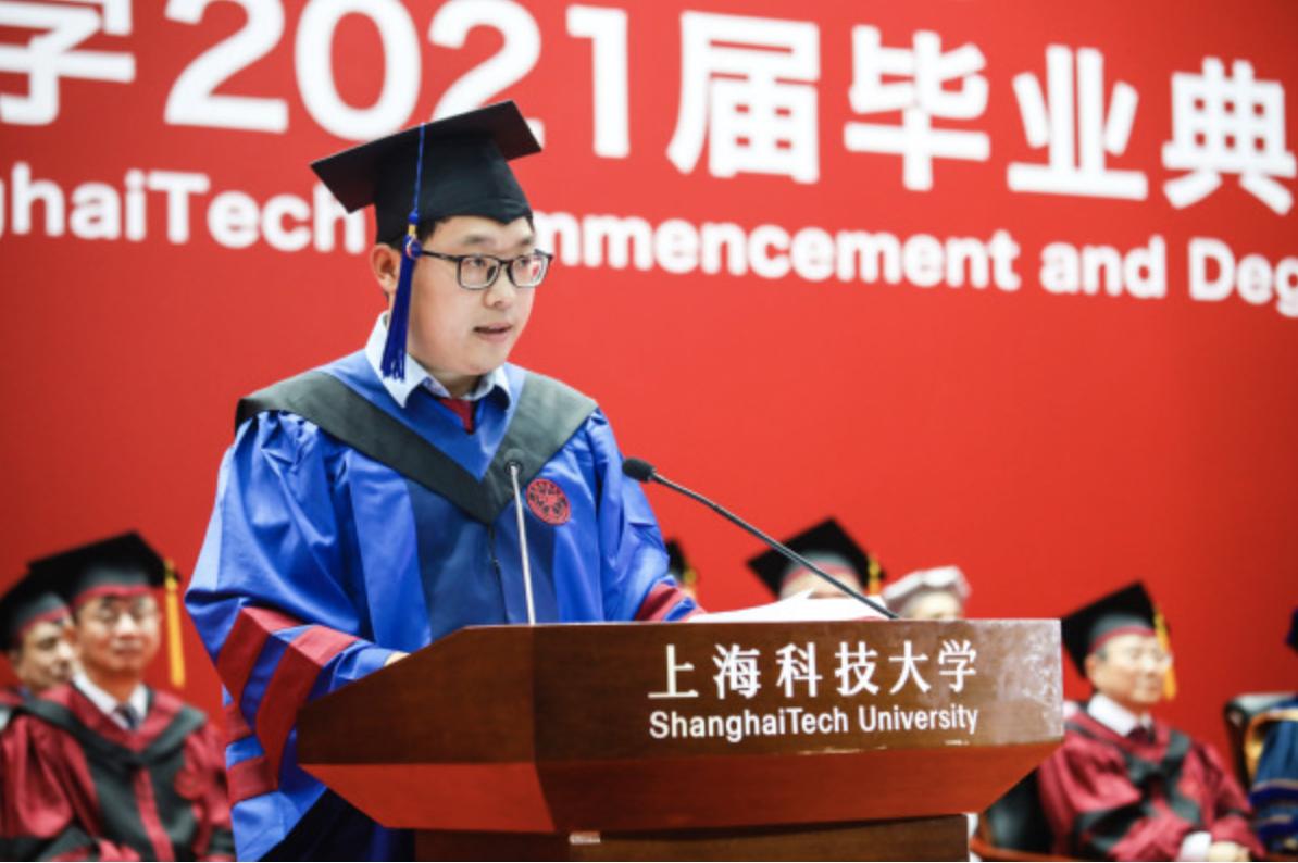 2021年7月，上?？萍即髮W(xué)研究生畢業(yè)生代表呂文濤在畢業(yè)典禮上發(fā)言。上?？萍即髮W(xué)供圖