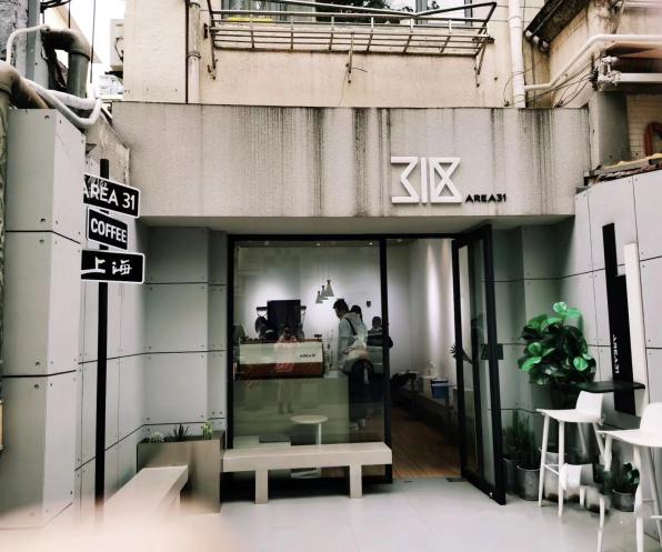 徐匯區(qū)街頭的特色店招。徐匯區(qū)綠化市容局供圖