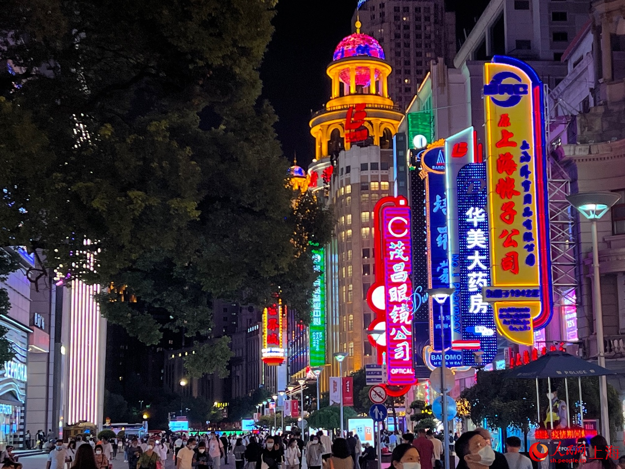 黃浦區(qū)南京東路步行街上各類店招鱗次櫛比。馬作鵬攝