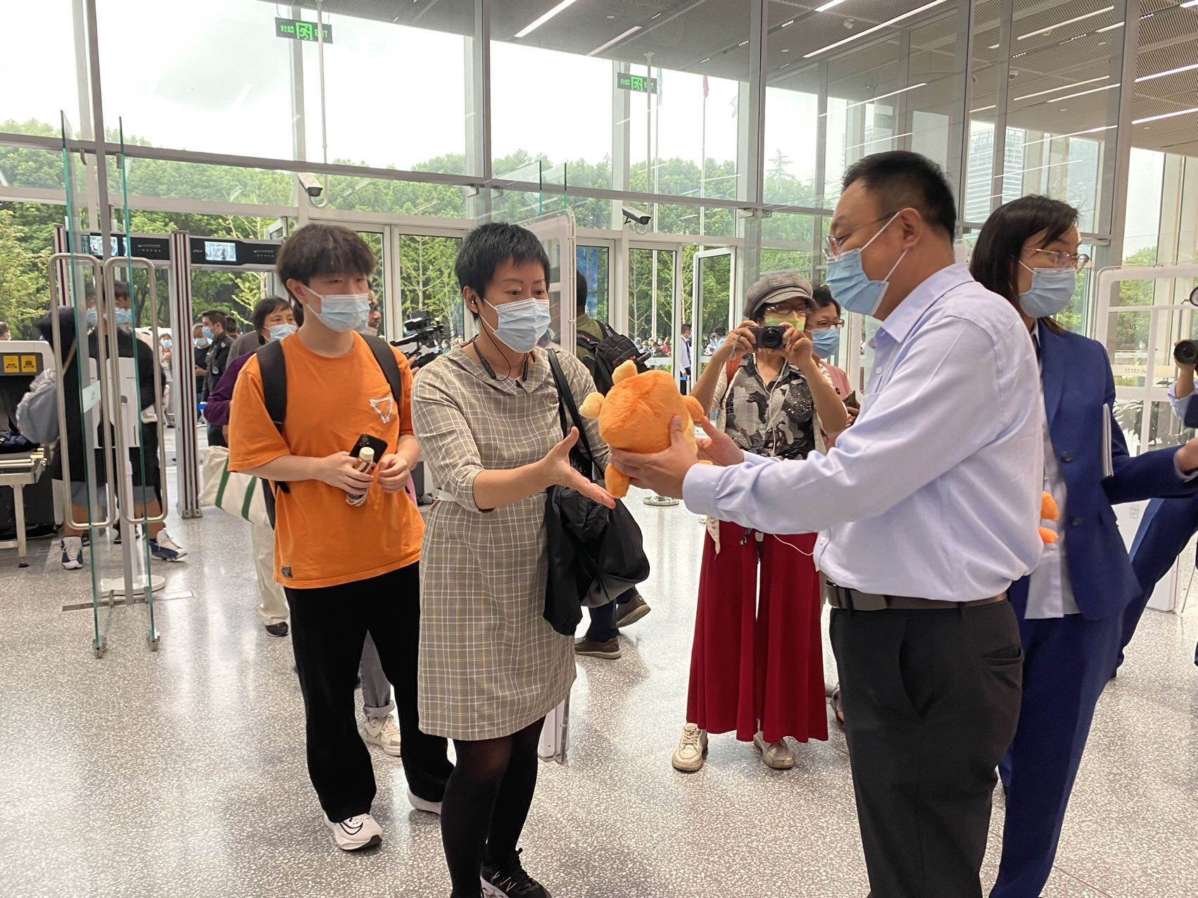 第一批進(jìn)入上圖東館的市民可以領(lǐng)到一個(gè)可愛(ài)的吉祥物（陳晨攝）
