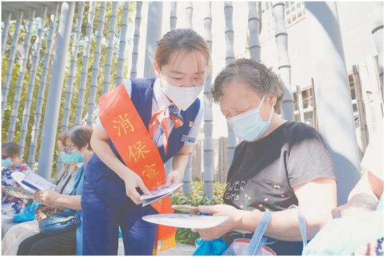交行上海市分行優(yōu)秀金融教育宣傳志愿者葉楚沄在曹楊公園為老年人普及養(yǎng)老領(lǐng)域非法集資風(fēng)險防范知識