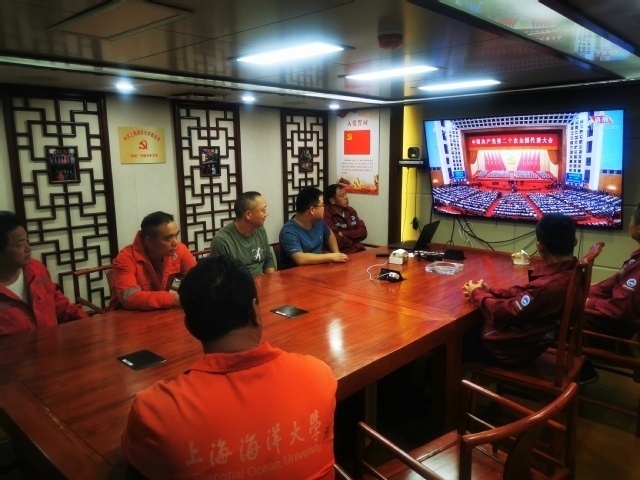 上海海洋大學(xué)師生在“淞航號(hào)”實(shí)習(xí)船上收看黨的二十大開幕會(huì)