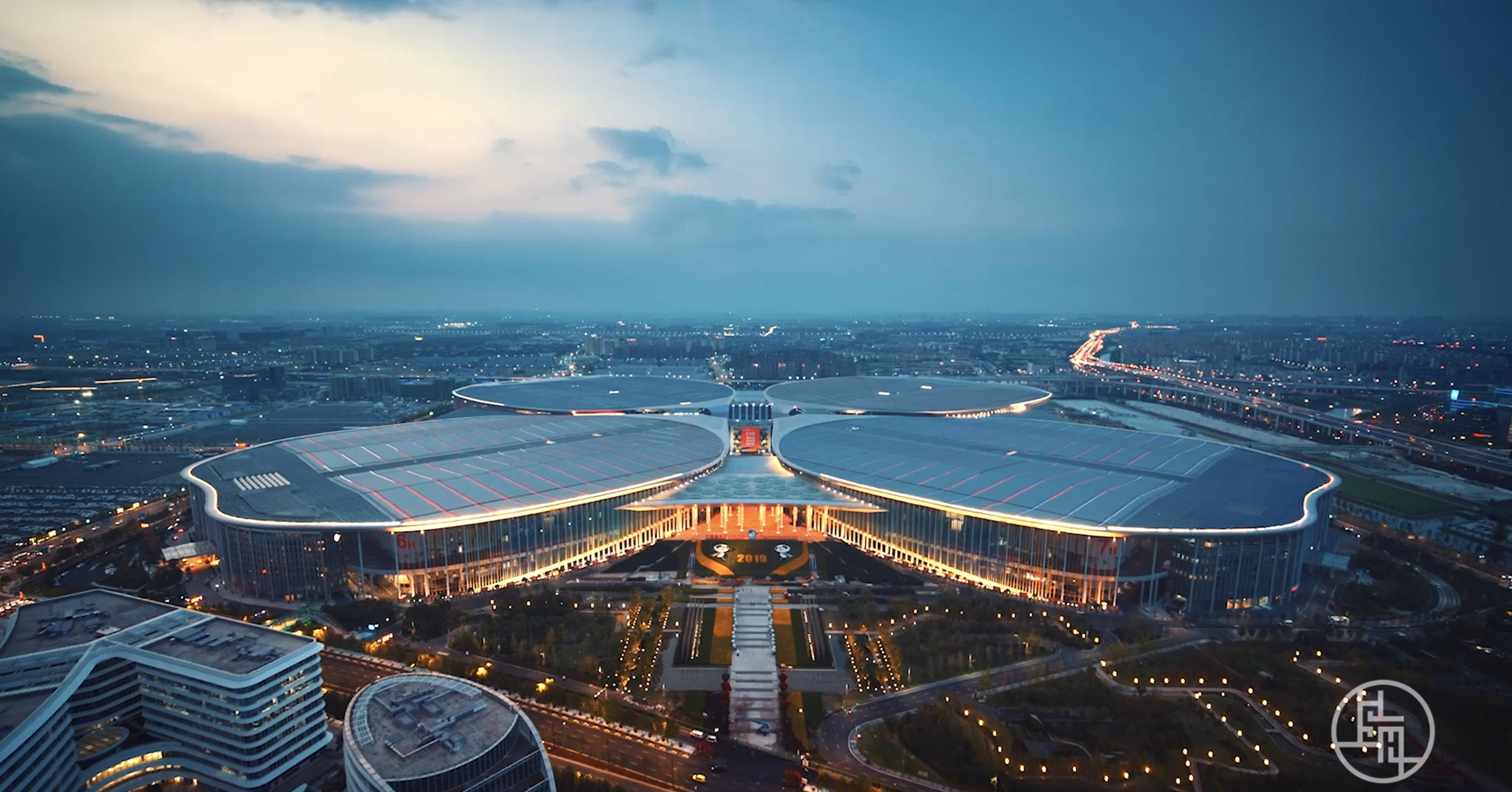 以第五屆進(jìn)博會(huì)為主題 全新上海城市形象片發(fā)布  上海市人民政府新聞辦公室推出以第五屆進(jìn)博會(huì)為主題的全新上海城市形象片《共“進(jìn)”五年間》。形象片通過(guò)“貿(mào)易共通，涌現(xiàn)活力；消費(fèi)共享，遇見(jiàn)精彩；產(chǎn)業(yè)共榮，賦能時(shí)代；開(kāi)放共贏，迸發(fā)機(jī)遇”4個(gè)分主題，結(jié)合舉辦首屆進(jìn)博會(huì)以來(lái)的5年成就數(shù)據(jù)，展現(xiàn)上海借助進(jìn)博會(huì)推動(dòng)更高水平開(kāi)放、有效提升城市核心功能、持續(xù)放大溢出效應(yīng)的積極作為。五年來(lái)，中國(guó)國(guó)際進(jìn)口博覽會(huì)已成為全球共享中國(guó)發(fā)展機(jī)遇的重要平臺(tái)，成為中國(guó)與世界共同進(jìn)步的絢麗舞臺(tái)?！跋嗤▌t共進(jìn)”，中國(guó)國(guó)際進(jìn)口博覽會(huì)必將“越辦越好”！[詳細(xì)] 