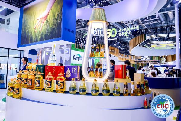 第五屆進(jìn)博會(huì)倒計(jì)時(shí)之際，多家全球企業(yè)提前鎖定第六屆進(jìn)博會(huì)入場(chǎng)券  由中國(guó)國(guó)際進(jìn)口博覽局、國(guó)家會(huì)展中心（上海）主辦的第六屆招展啟動(dòng)儀式成功舉辦。進(jìn)口博覽局副局長(zhǎng)孫成海出席并宣布活動(dòng)正式啟動(dòng)。40家企業(yè)和機(jī)構(gòu)與進(jìn)口博覽局簽約第六屆進(jìn)博會(huì)，以實(shí)際行動(dòng)表達(dá)看好中國(guó)市場(chǎng)的決心。今年是進(jìn)博會(huì)五周年。五年來(lái)，在“越辦越好”總要求指引下，進(jìn)博會(huì)這塊“金字招牌”越擦越亮，已成為全球共享的國(guó)際公共產(chǎn)品。盡管距離第五屆進(jìn)博會(huì)還有一個(gè)月，眾多新老朋友率先鎖定第六屆進(jìn)博會(huì)的入場(chǎng)券。[詳細(xì)] 