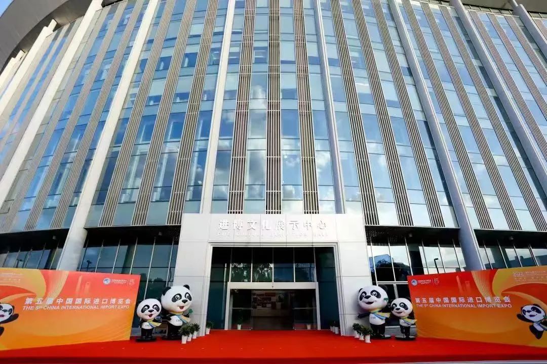 “朋友圈”越來(lái)越大！145個(gè)國(guó)家、地區(qū)和國(guó)際組織將參加第五屆進(jìn)博會(huì)  今年共有145個(gè)國(guó)家、地區(qū)和國(guó)際組織參展，結(jié)構(gòu)更優(yōu)化，代表性更強(qiáng)。來(lái)自127個(gè)國(guó)家和地區(qū)的企業(yè)參加企業(yè)商業(yè)展，66個(gè)國(guó)家和3個(gè)國(guó)際組織亮相國(guó)家綜合展，數(shù)量均超過(guò)上屆。尼加拉瓜、吉布提、毛里塔尼亞、科摩羅、莫桑比克、剛果（金）、伊拉克、冰島8國(guó)將首次參與國(guó)家展。今年新設(shè)農(nóng)作物種業(yè)專(zhuān)區(qū)和人工智能專(zhuān)區(qū)，優(yōu)化能源低碳及環(huán)保技術(shù)專(zhuān)區(qū)，拓展創(chuàng)新孵化專(zhuān)區(qū)，技術(shù)裝備、消費(fèi)品、醫(yī)療、汽車(chē)等領(lǐng)域的150多家初創(chuàng)企業(yè)進(jìn)行集中展示。[詳細(xì)] 