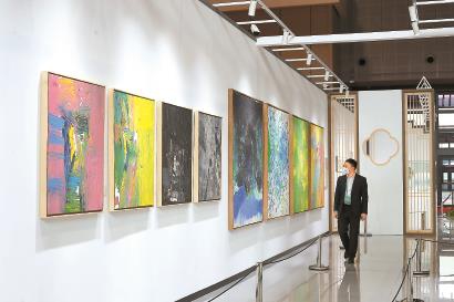 昨天，第五屆進(jìn)博會藝術(shù)精品專區(qū)完成布展。 本報記者 蔣迪雯 攝