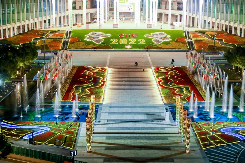 奏響高水平開(kāi)放強(qiáng)音 中國(guó)大市場(chǎng)開(kāi)啟世界大機(jī)遇——寫(xiě)在第五屆中國(guó)國(guó)際進(jìn)口博覽會(huì)閉幕之際  11月10日，第五屆中國(guó)國(guó)際進(jìn)口博覽會(huì)在國(guó)家會(huì)展中心（上海）圓滿落幕。本屆進(jìn)博會(huì)意向成交金額735.2億美元，比上屆增長(zhǎng)3.9%，實(shí)現(xiàn)了成功、精彩、富有成效的預(yù)期目標(biāo)。這五年，中國(guó)國(guó)際進(jìn)口博覽會(huì)按照“辦出水平、辦出成效、越辦越好”的總要求，連續(xù)成功舉辦，展會(huì)質(zhì)量持續(xù)提高，國(guó)際影響更加廣泛，已經(jīng)成為中國(guó)構(gòu)建新發(fā)展格局的窗口、推動(dòng)高水平開(kāi)放的平臺(tái)、全球共享的國(guó)際公共產(chǎn)品。[詳細(xì)] 