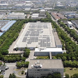 從光伏發(fā)電到"燈塔工廠""綠色低碳"融入這家企業(yè)基因“在光伏發(fā)電高峰季節(jié)，光伏發(fā)電系統(tǒng)每月的發(fā)電量高達(dá)20萬(wàn)度，產(chǎn)生的可再生能源（電力）可以立即被生產(chǎn)消耗，剩余功率可自動(dòng)反饋到電網(wǎng)，實(shí)現(xiàn)余電上網(wǎng)。[詳細(xì)]