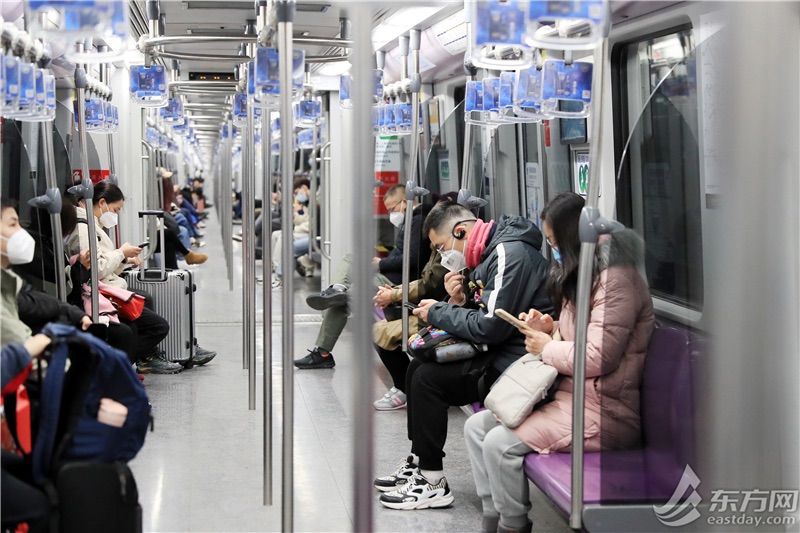 雖然已經(jīng)過了早高峰，但地鐵里的乘客仍有不少。