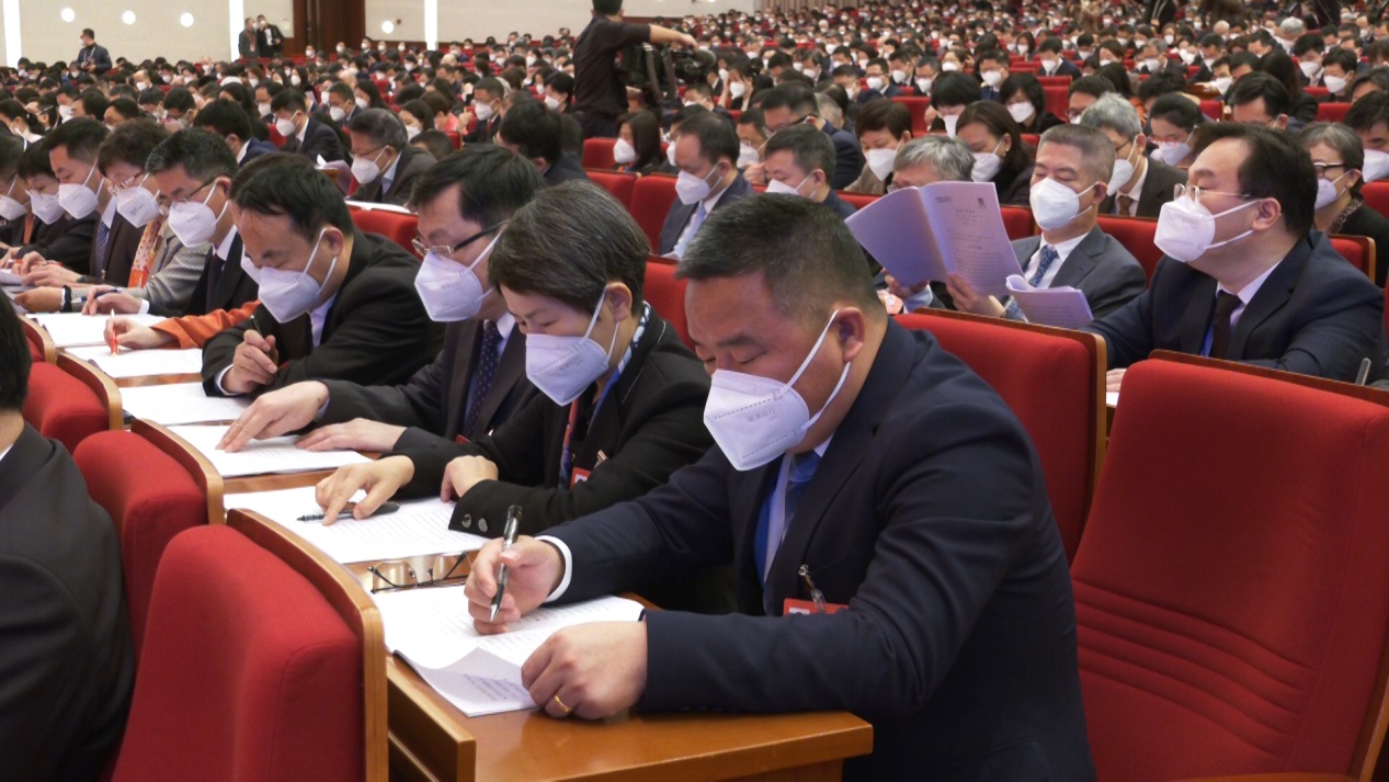 與會(huì)代表聽(tīng)取政府工作報(bào)告。顧海民攝