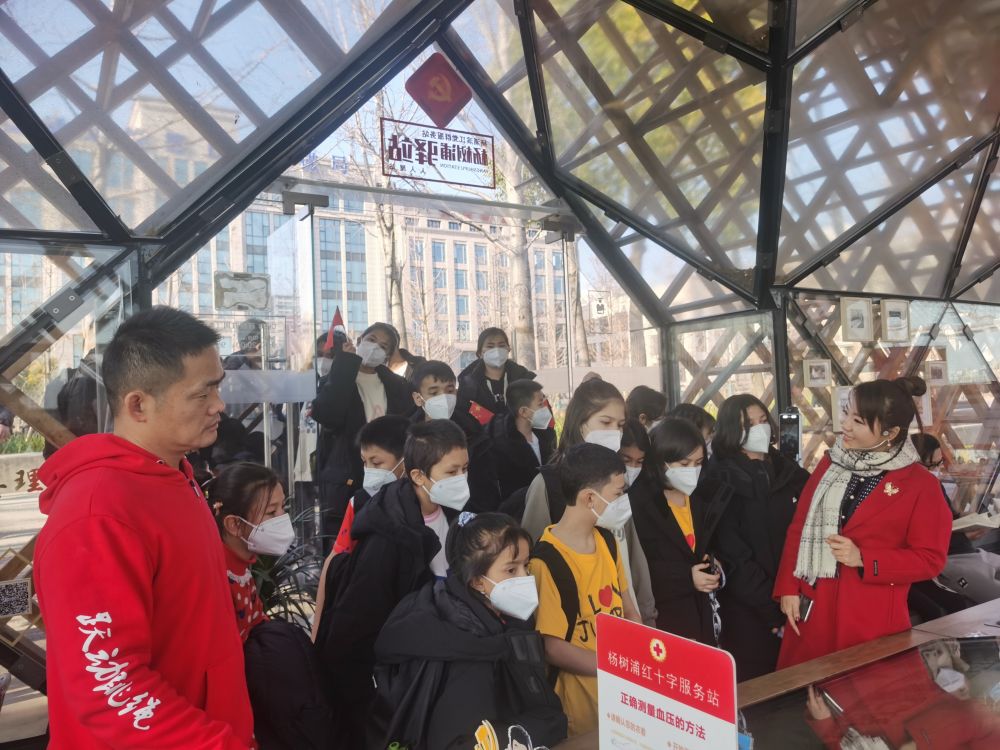 青少年們?cè)跅钇譃I江黨群服務(wù)站（人人屋站）聆聽(tīng)講解。受訪者供圖