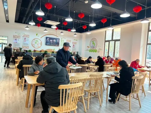 寶山區(qū)羅店鎮(zhèn)社區(qū)黨群服務(wù)中心社區(qū)食堂。受訪者供圖
