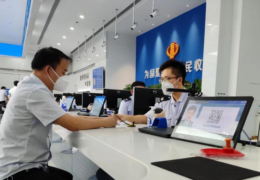 企業(yè)財務(wù)人員正在稅務(wù)窗口辦理業(yè)務(wù)。上海市稅務(wù)局供圖