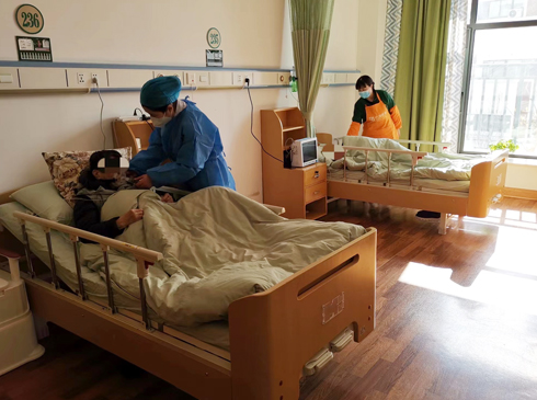雞蛋、氧療、不濫用抗生素，感染過半的養(yǎng)老院防住重癥蔓延 “我們有260余位老人，截至目前，感染率超過70%”，在仁澤趙巷養(yǎng)護院，上海仁澤養(yǎng)老服務有限公司總經(jīng)理金靜靜詳細講述了疫情發(fā)生后養(yǎng)護院里的抗疫舉措。“11月底，看到政策逐漸放開，我們覺得要做一些準備”，金靜靜說，院里迅速購置了十幾臺呼吸機，同時給所有職工和老人提升營養(yǎng)水平，在原有伙食的基礎上，每日增加一份牛奶和雞蛋，“政府也給了很多支持，區(qū)民政局和衛(wèi)健委給予業(yè)務指導，做了很多培訓?！?#13;[詳細]