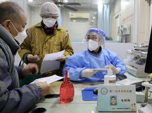 脆弱人群要的小分子藥和氧氣，社區(qū)衛(wèi)生中心有！ 上海已于1月3日開始在113家社區(qū)衛(wèi)生服務中心（社區(qū)醫(yī)院）投入使用新冠小分子藥，可謂是“及時雨”。目前，廣中路街道社區(qū)衛(wèi)生服務中心配備了150盒輝瑞新冠小分子口服藥Paxlovid，截止1月5日，已使用超過90%，正在申請后續(xù)藥物。“我們會對患者進行評估，一般是60歲以上老人，有基礎疾病或高危因素，需在感染新冠5天內(nèi)，具備這些條件才會開具。目前中心只有輝瑞paxlovid，阿茲夫定尚未配備，正在申請中?！?#13;[詳細]