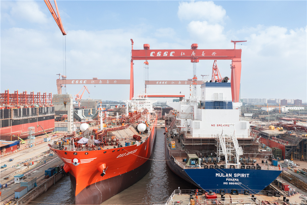 2月15日，兩艘國產首制運輸船在江南造船4號塢出塢。施昊豪攝
