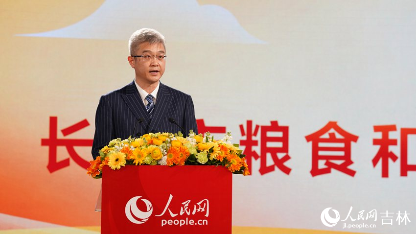 長春市糧食和物資儲(chǔ)備局黨組書記、局長盧天恒推介。人民網(wǎng) 石天蛟攝