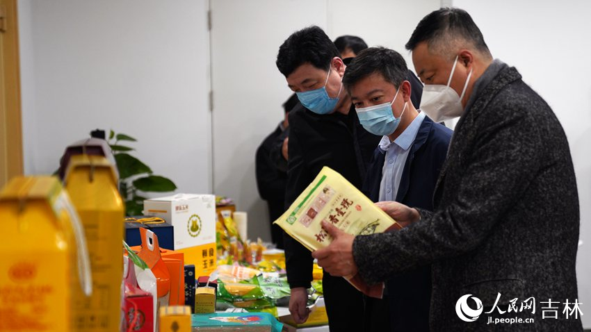 嘉賓參觀現(xiàn)場(chǎng)長春大米和鮮食玉米展區(qū)。人民網(wǎng) 石天蛟攝