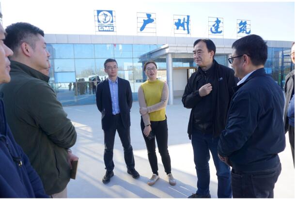 上海市教委代表團慰問援建喀什理工職業(yè)技術(shù)學(xué)院工作隊全體教師