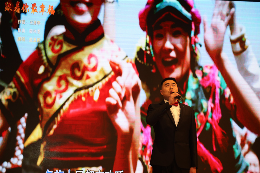 蘇州市殘疾人藝術(shù)團(tuán)表演的獨(dú)唱《跟著你最幸?！贰? ><div   id=