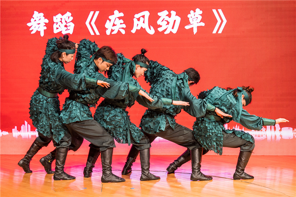 上海市殘疾人藝術(shù)團(tuán)表演的舞蹈《疾風(fēng)勁草》。