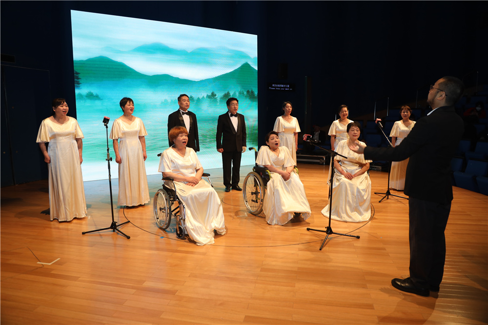 杭州市殘疾人合唱團表演的組唱《人間西湖》。