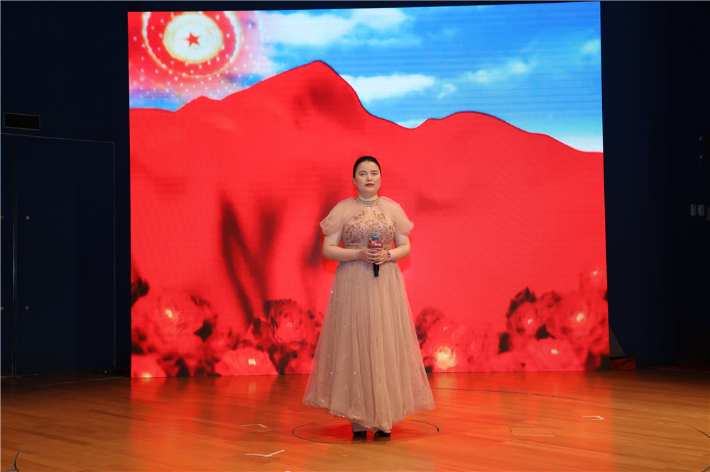 蕪湖市殘疾人“一心向陽”藝術(shù)團(tuán)帶來的獨(dú)唱《我們的中國(guó)夢(mèng)》。
