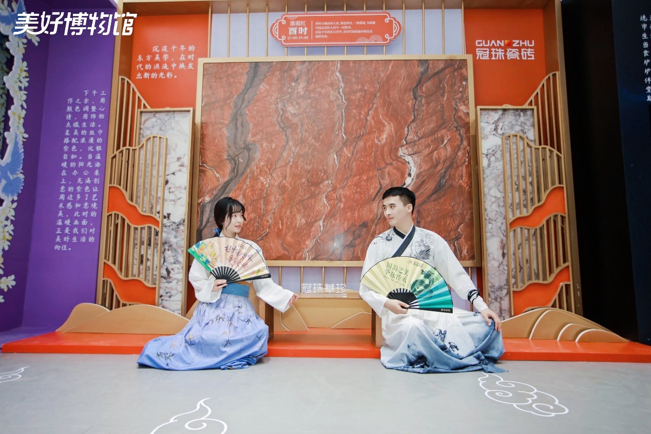 觀眾身著漢服打卡“酉時落霞紅”展區(qū)。美好博物館供圖