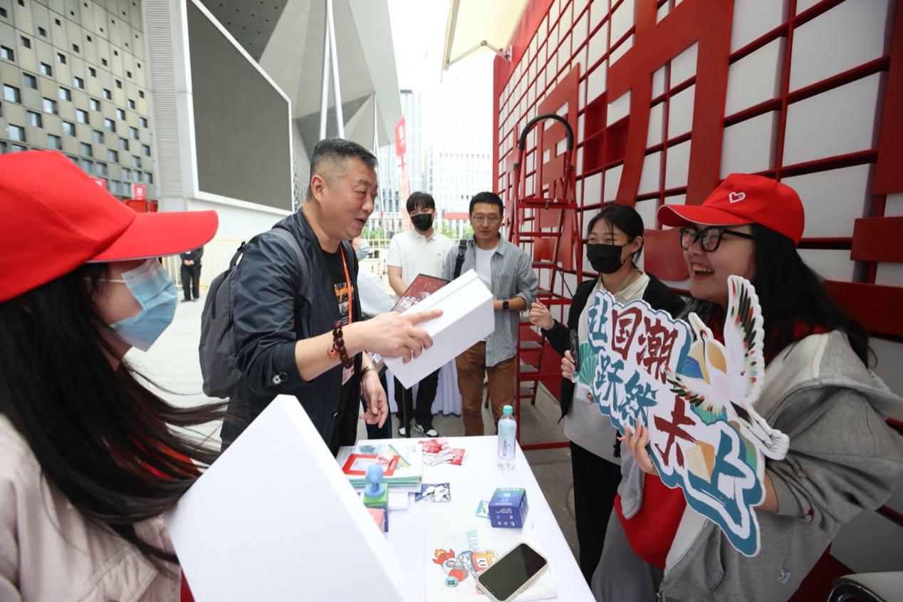 “中國力量”展區(qū)的觀眾。人民網(wǎng)馬作鵬攝
