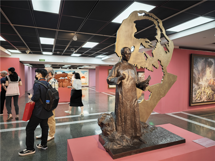 觀眾認(rèn)真觀看“藝術(shù)中的紅——重大歷史題材美術(shù)創(chuàng)作工程”作品展。劉歆 攝