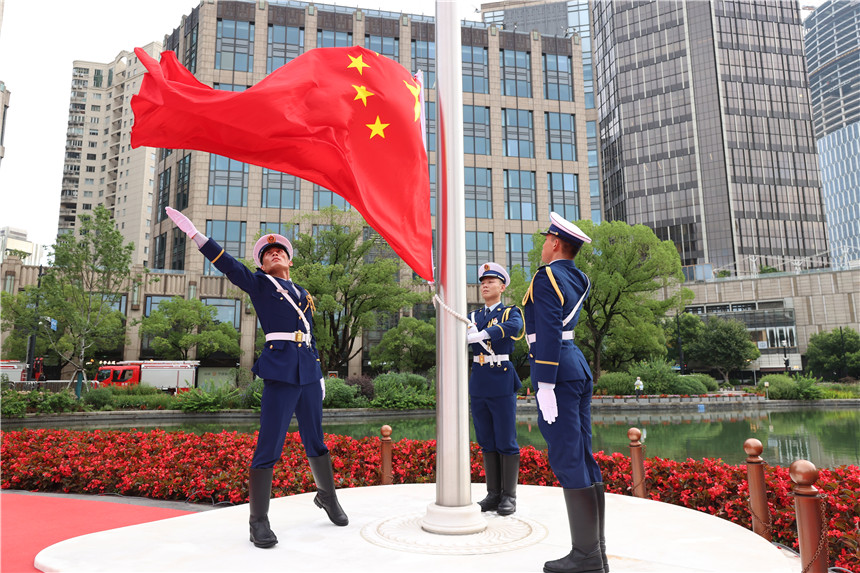 7月1日早上7點(diǎn)23分，中共一大紀(jì)念館在一大廣場(chǎng)舉行神圣莊嚴(yán)的升旗儀式。蔡鵬飛 攝
