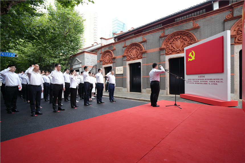 7月1日上午，在中共一大紀念館舉辦了“牢記囑托 凝心鑄魂 砥礪前行”上海市新黨員代表入黨宣誓活動。吳之淵 攝