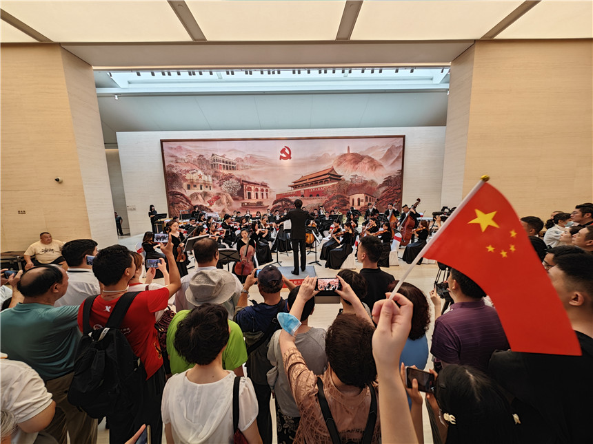 上海愛樂樂團(tuán)在中共一大紀(jì)念館前廳帶來管弦樂《人民萬歲》、小提琴與大提琴雙重協(xié)奏曲《石庫門隨想曲》（節(jié)選）等作品。劉歆 攝