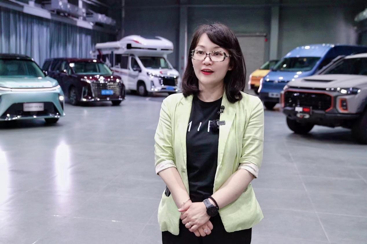 上汽大通汽車有限公司海外事業(yè)部總經(jīng)理嚴(yán)碧亞在接受人民網(wǎng)記者采訪?；矢θf里 攝