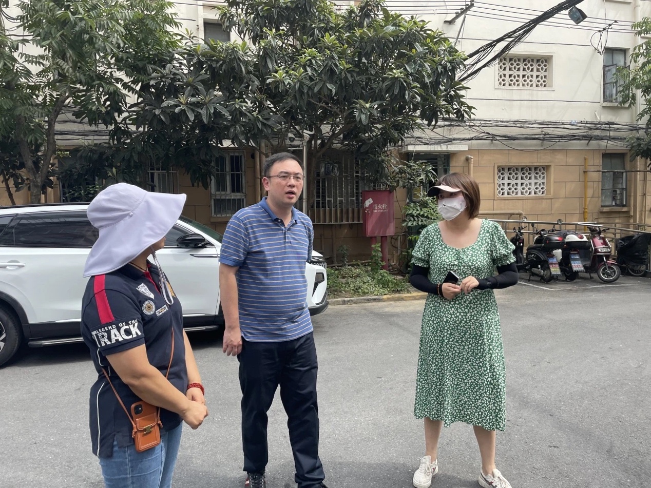 宜川路街道黨工委書(shū)記盧禮卿在社區(qū)調(diào)研。宜川路街道供圖