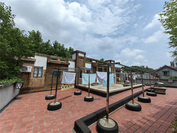 聽取居民建議后，在二樓平臺專門辟出了居民曬被子的空間。 人民網(wǎng)記者 唐小麗 攝