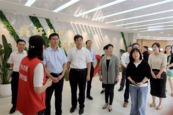 調(diào)研團(tuán)隊(duì)在九星家園黨群服務(wù)站，了解九星片區(qū)網(wǎng)格治理、陣地建設(shè)工作。 人民網(wǎng)張晶 攝