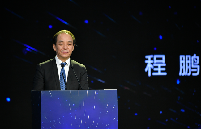 中共上海市經(jīng)濟(jì)和信息化工作委員會(huì)黨委書記程鵬講話。人民網(wǎng) 許崢攝。