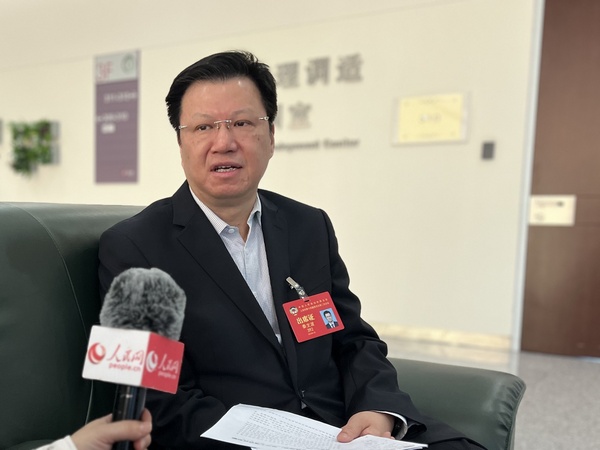 大江東︱政協(xié)委員秦文波：心系科技創(chuàng)新 履職無處不在  今年上海兩會開幕前，上海市政協(xié)委員、上海科學(xué)院院長秦文波收到一份“大禮”——在他的爭取下，上海市政協(xié)將首次設(shè)立的科技界別委員工作室放在了上海科學(xué)院。“對我這樣首次履職的政協(xié)委員來說，這是市政協(xié)給予的莫大肯定和信任?！鼻匚牟ㄕf，委員工作室是鏈接政協(xié)協(xié)商與基層協(xié)商的紐帶。通過這個看得見、摸得著的平臺，政協(xié)委員能聽到界別里的更多民聲，與基層的科技工作者有更多面對面交流、議政的機(jī)會。“‘接地氣’，對于政協(xié)委員履職盡責(zé)至關(guān)重要?！鼻匚牟ㄕf。[詳細(xì)] 