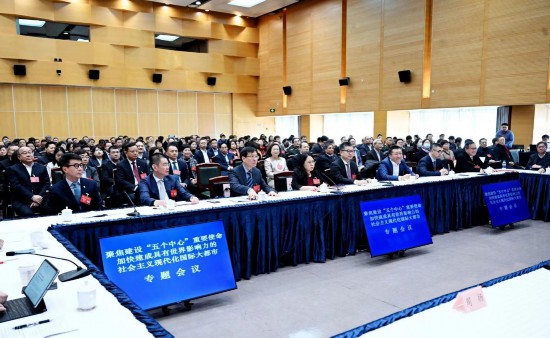 大江東｜上海兩會觀察：“以科技創(chuàng)新為引領(lǐng)”，探路徑、疏堵點、育英才  全社會研發(fā)經(jīng)費支出占GDP4.4%，高新技術(shù)企業(yè)超過2.4萬家，三大先導(dǎo)產(chǎn)業(yè)規(guī)模達(dá)到1.6萬億元……在今年上海兩會上，代表委員們從市政府工作報告中的這些數(shù)據(jù)，看到了上海強(qiáng)勁的創(chuàng)新活力。上海聚焦建設(shè)“五個中心”的重要使命，“以科技創(chuàng)新為引領(lǐng)”首當(dāng)其沖，如何發(fā)揮好科技創(chuàng)新的引領(lǐng)功能，加快建設(shè)具有全球影響力的科技創(chuàng)新中心，是眾多代表委員心之所系的“國之大者”。[詳細(xì)] 