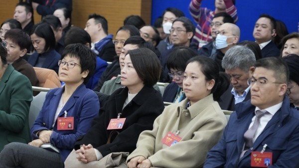 上海市政協(xié)十四屆二次會(huì)議舉行“踐行全過程人民民主，不斷提高城市治理現(xiàn)代化水平”專題會(huì)議。新民網(wǎng)供圖