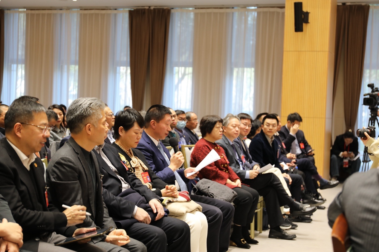 政協(xié)專題會議現(xiàn)場，委員們積極發(fā)言。王文娟攝
