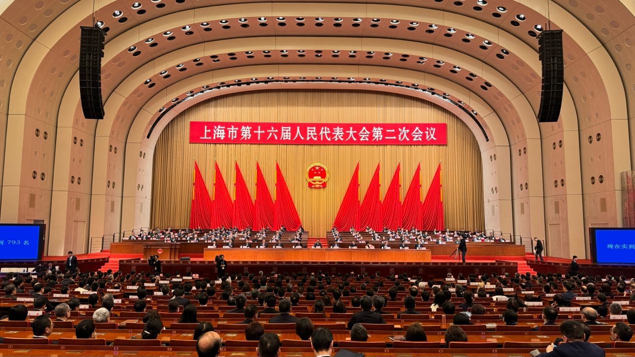 上海市十六屆人大會二次會議勝利閉幕  上海市第十六屆人民代表大會第二次會議圓滿完成各項議程，1月27日上午在上海世博中心勝利閉幕。  大會先后表決通過了關(guān)于上海市人民政府工作報告的決議、關(guān)于上海市2023年國民經(jīng)濟(jì)和社會發(fā)展計劃執(zhí)行情況與2024年國民經(jīng)濟(jì)和社會發(fā)展計劃的決議、關(guān)于上海市2023年預(yù)算執(zhí)行情況和2024年預(yù)算的決議、關(guān)于上海市人大常委會工作報告的決議、關(guān)于上海市高級人民法院工作報告的決議、關(guān)于上海市人民檢察院工作報告的決議。