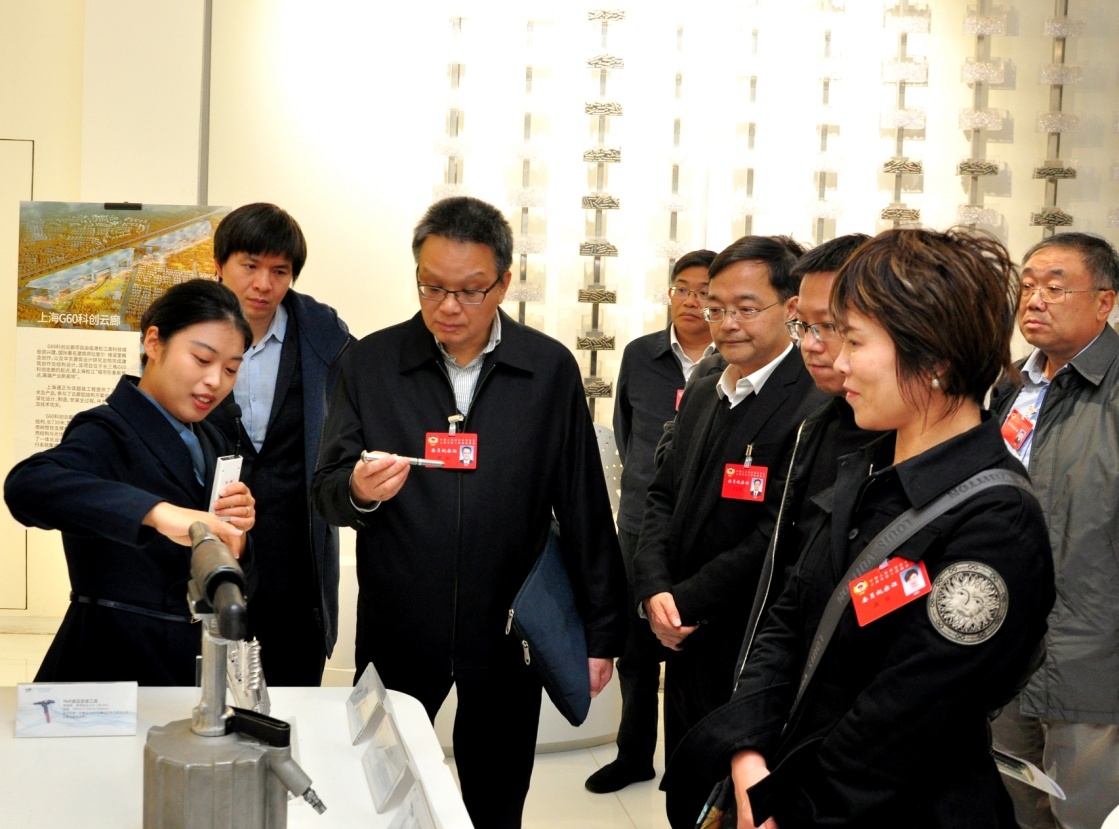 大江東︱“實”字為先、建言協(xié)商——新一屆上海市政協(xié)履職一年間  回顧過去一年上海市政協(xié)工作，上海市政協(xié)主席胡文容說：“2023年，新一屆上海市政協(xié)全面貫徹落實中共二十大作出的重大戰(zhàn)略部署，在中共上海市委領(lǐng)導(dǎo)下，充分發(fā)揮統(tǒng)一戰(zhàn)線組織功能和專門協(xié)商機(jī)構(gòu)作用，聚焦實施國家重大戰(zhàn)略深入?yún)f(xié)商議政，緊扣落實全市中心任務(wù)積極出謀劃策，圍繞助推人民城市建設(shè)主動獻(xiàn)計出力，著眼激發(fā)團(tuán)結(jié)奮進(jìn)之力廣泛凝聚共識，積極助推上海譜寫中國式現(xiàn)代化建設(shè)的新篇章。”[詳細(xì)] 