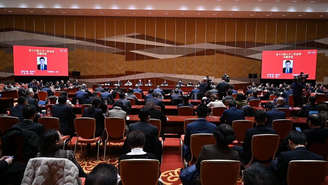 大江東｜上海兩會觀察：12場專題會議聽民聲、匯民智、聚民力  1月24日下午，上海兩會期間，12場專題活動同時舉行，代表委員們分別趕往不同的會場。其中，上海市十六屆人大二次會議舉行6場專題審議，議題涉及“強(qiáng)化科技創(chuàng)新策源功能”“提升上海國際金融中心能級”“擴(kuò)大制度型開放”“提高城市治理現(xiàn)代化水平”“深入推進(jìn)國際文化大都市建設(shè)”“著力推動長三角一體化發(fā)展”。上海市政協(xié)十四屆二次會議的6場專題會議，主題聚焦“建設(shè)‘五個中心’”“全面深化高水平改革開放”“踐行全過程人民民主”“踐行人民城市理念”“增進(jìn)文化自信自強(qiáng)”“加快構(gòu)建現(xiàn)代化產(chǎn)業(yè)體系”。[詳細(xì)] 